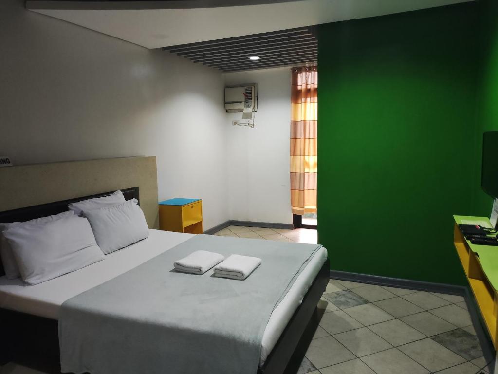 Postel nebo postele na pokoji v ubytování Balai Subik Hotel