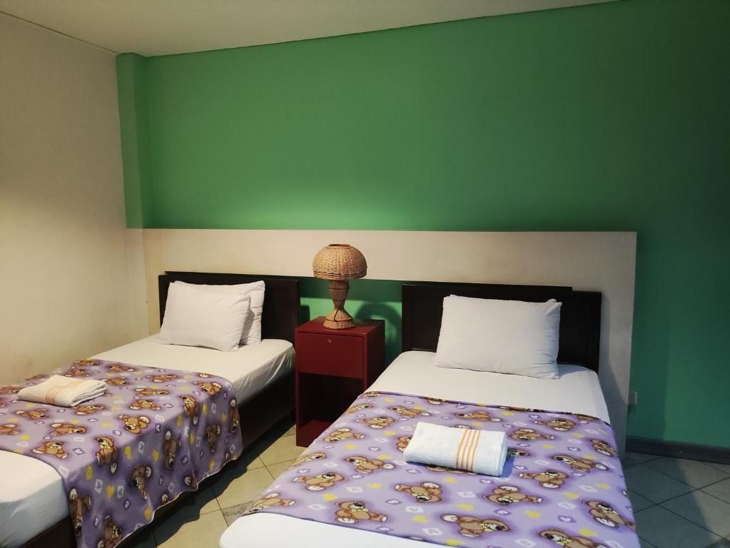 Postel nebo postele na pokoji v ubytování Balai Subik Hotel