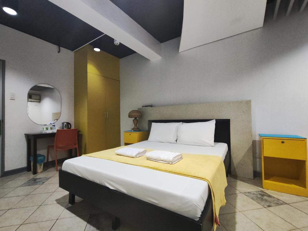 Postel nebo postele na pokoji v ubytování Balai Subik Hotel