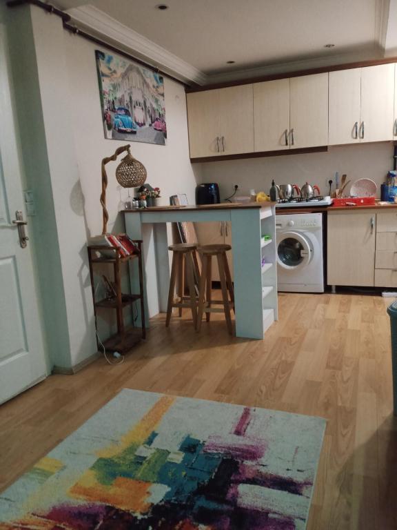 cocina con encimera y mesa en una habitación en Tefo'nun evi en Beylikduzu