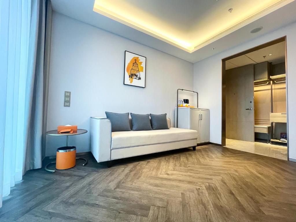 Voco Chongqing Chaotianmen - Room Grand King Con Sala De Estar Y Vista Al Río