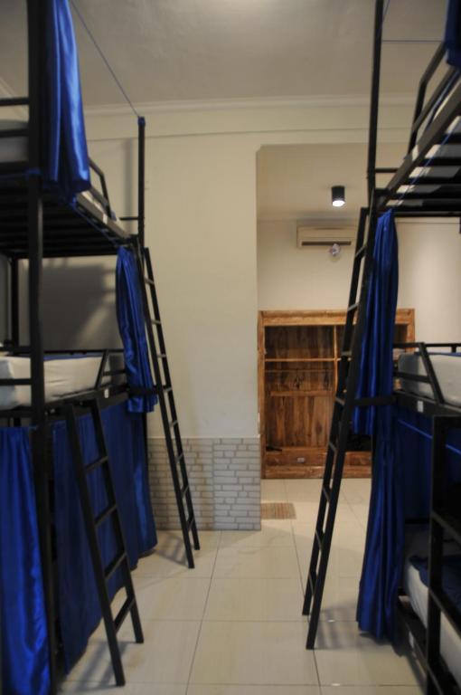 Palanda nebo palandy na pokoji v ubytování The Hostel Canggu
