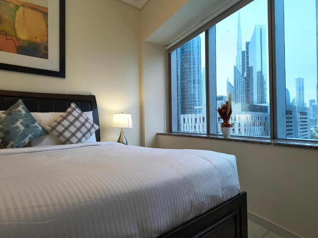 Postel nebo postele na pokoji v ubytování Trinity Holiday Homes - Sheikh Zayed Road Near to Financial Center Metro Station