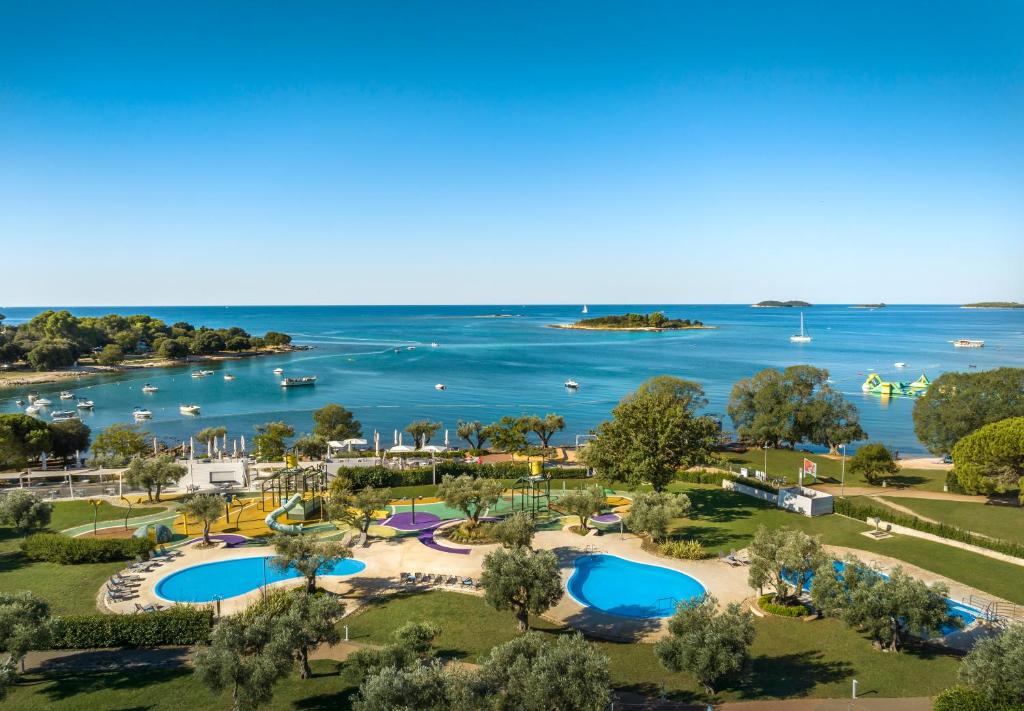 eine Luftansicht eines Resorts mit Booten im Wasser in der Unterkunft Maistra Camping Polari Pitches in Rovinj