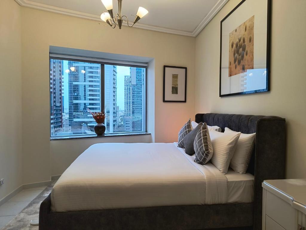 Postel nebo postele na pokoji v ubytování Trinity Holiday Homes - Sheikh Zayed Road Near to Financial Center Metro Station