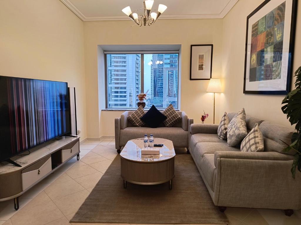 TV a/nebo společenská místnost v ubytování Trinity Holiday Homes - Sheikh Zayed Road Near to Financial Center Metro Station