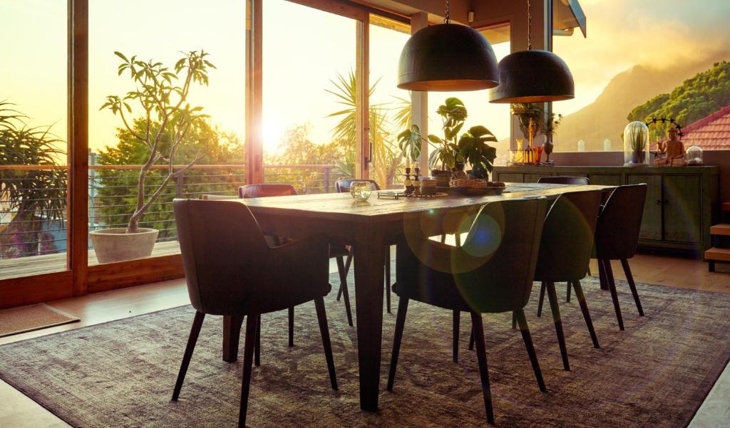comedor con mesa y sillas en Luxurious Loft Living, en Ciudad del Cabo
