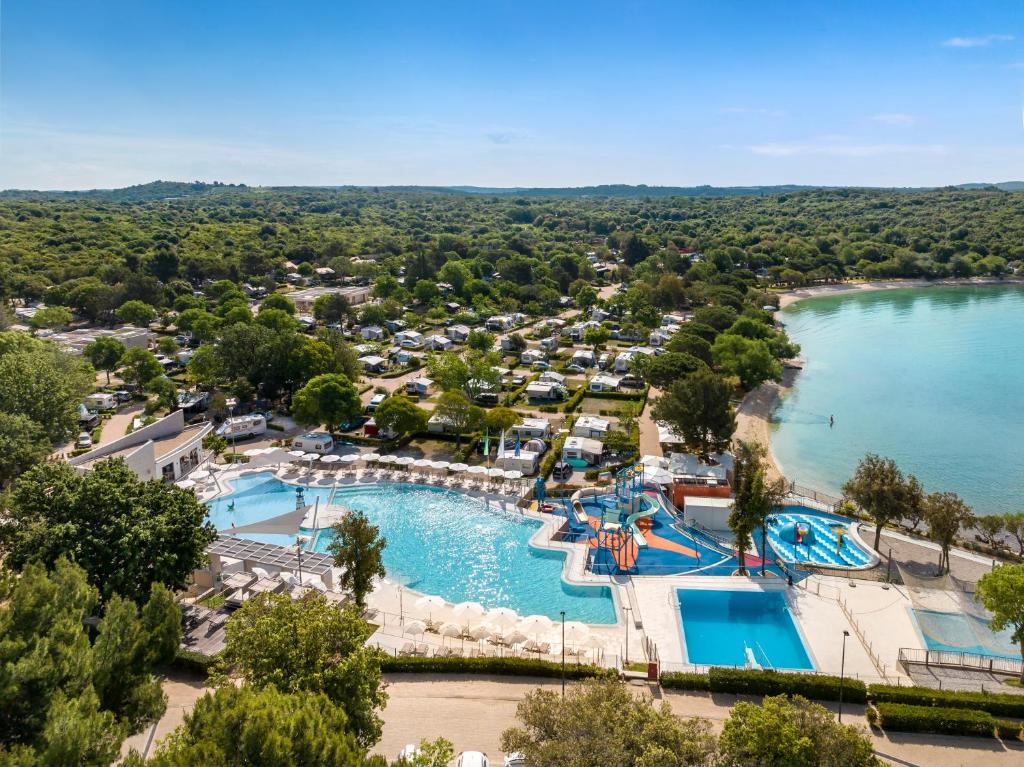 einen Luftblick auf einen Wasserpark mit zwei Pools in der Unterkunft Maistra Camping Veštar Pitches in Rovinj