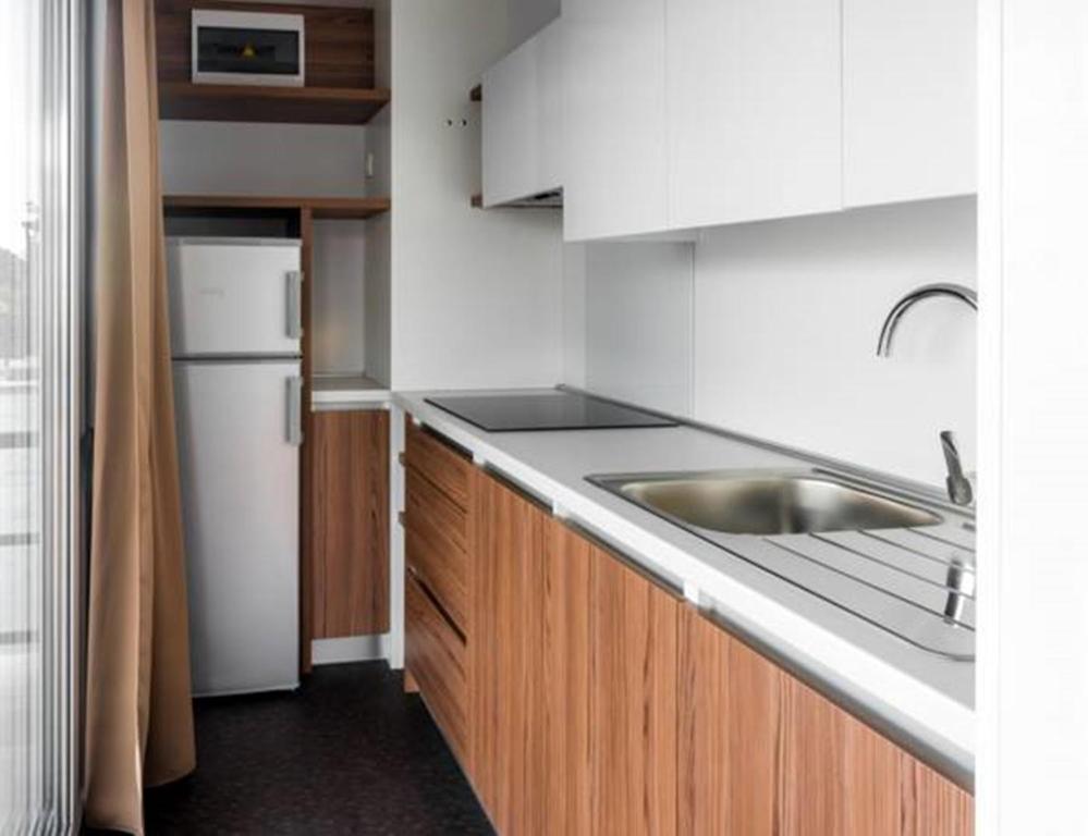 Kuchnia lub aneks kuchenny w obiekcie SUNNY Mobile Homes Bijela Uvala