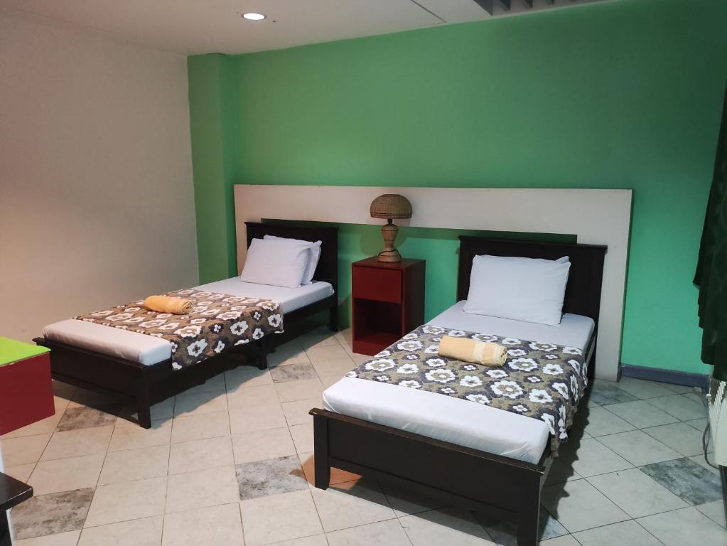 Postel nebo postele na pokoji v ubytování Balai Subik Hotel