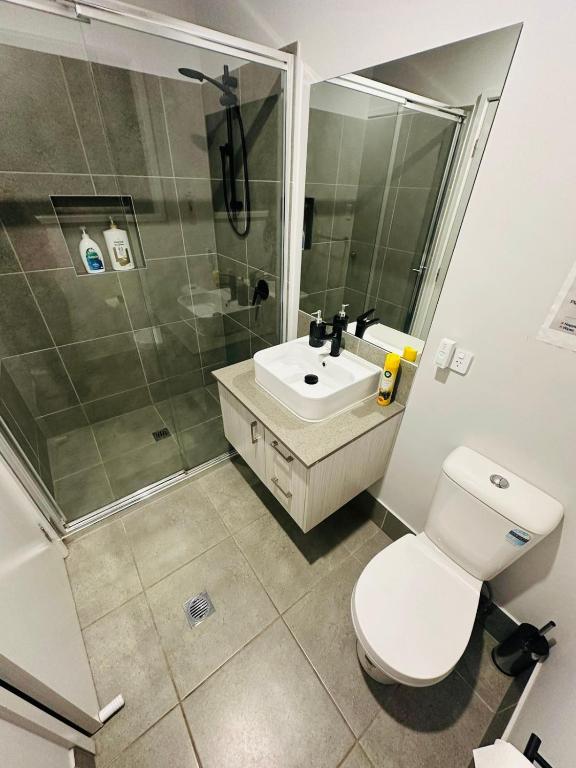 Koupelna v ubytování A Private Ensuite with AC and TV