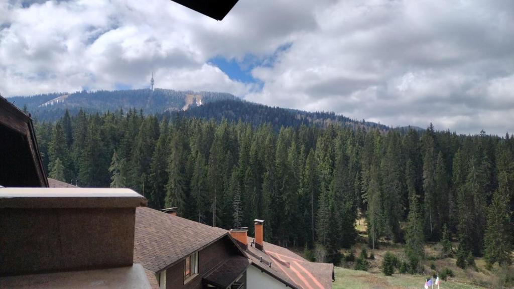Nespecifikovaný výhled na hory nebo výhled na hory při pohledu z hotelu