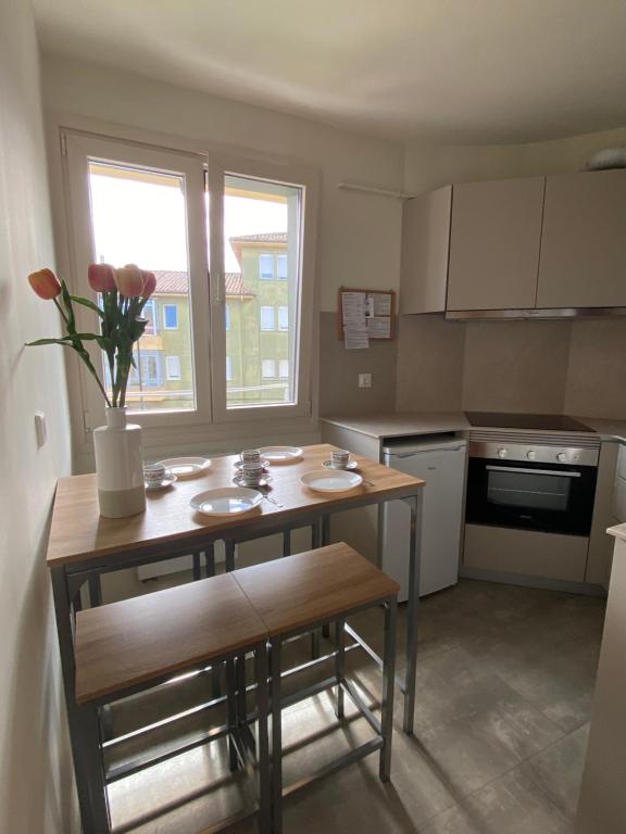 A kitchen or kitchenette at El Puerto