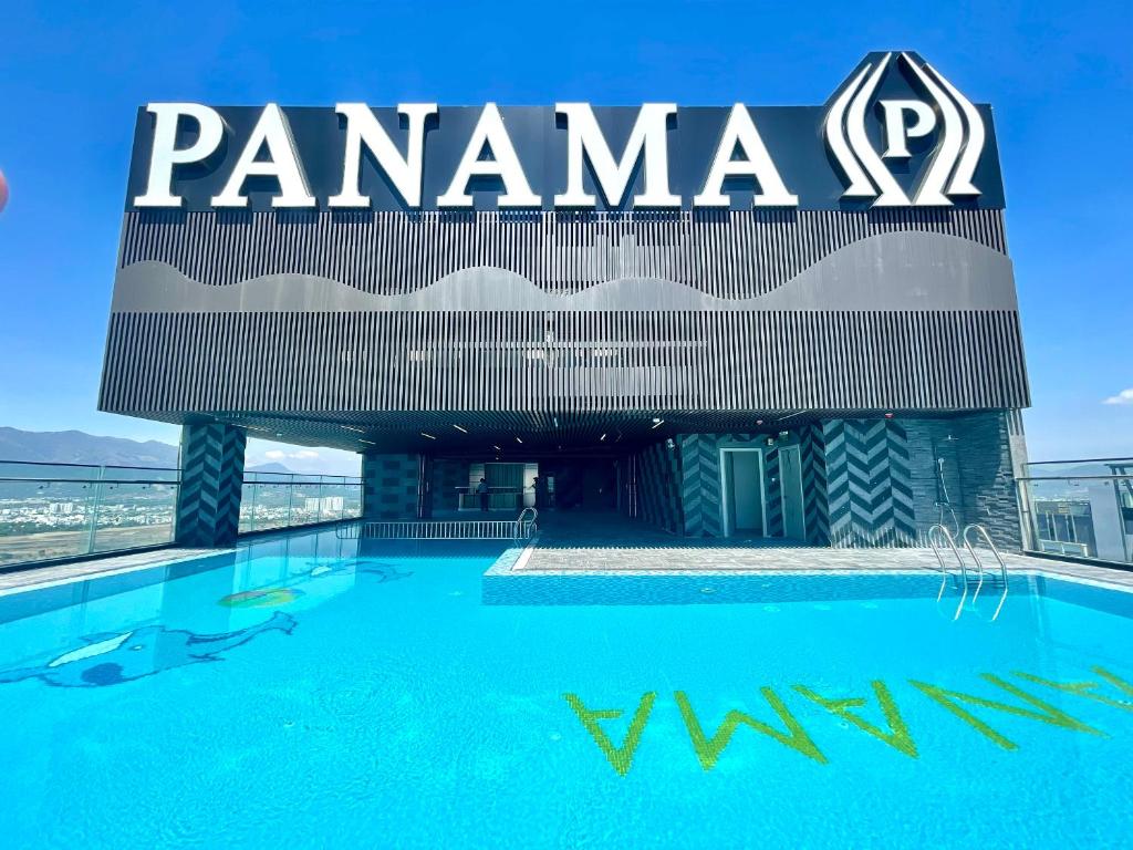 芽莊的住宿－PANAMA Nha Trang Hotel，一座位于一个巴马纳度假胜地屋顶的游泳池