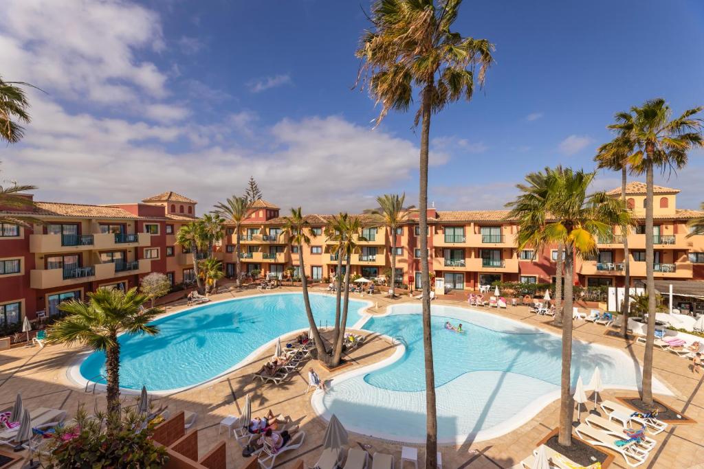 ein Bild eines Pools in einem Resort in der Unterkunft O7 Aloe Corralejo in Corralejo