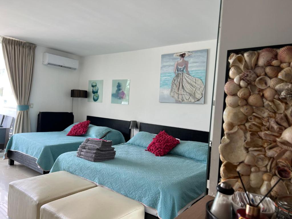 sypialnia z 2 łóżkami i kanapą w obiekcie Town Center Paradise in Playa Blanca w mieście Playa Blanca