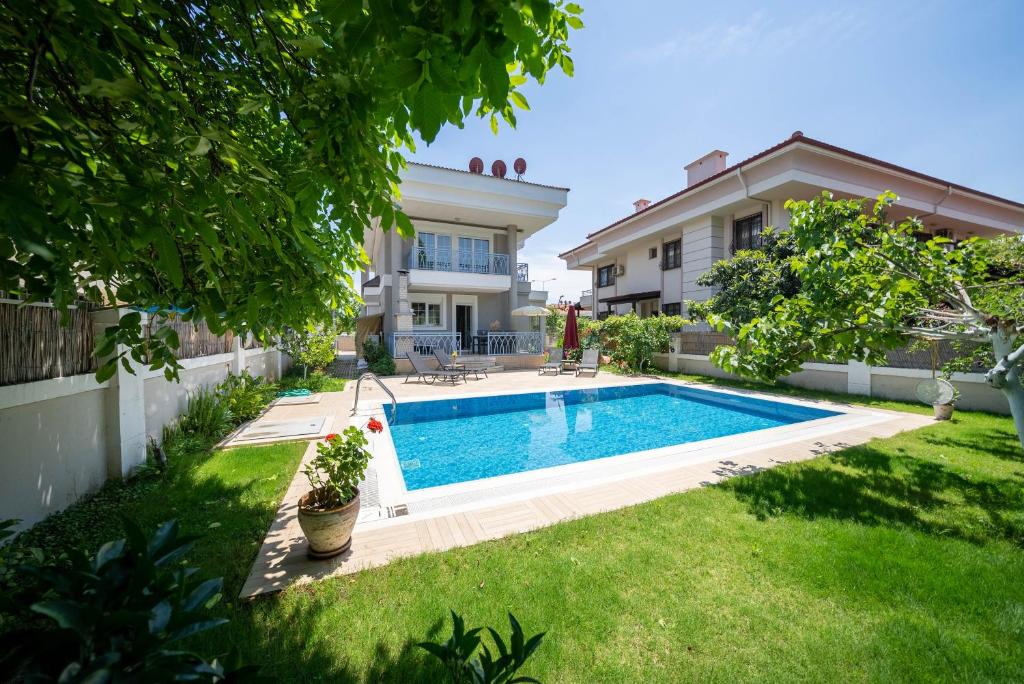 a swimming pool in the yard of a house at Villa Poyraz in Marmaris