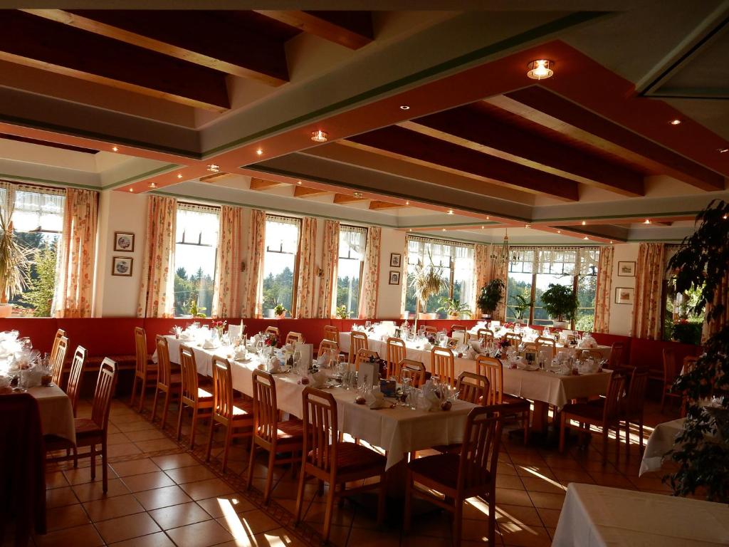 A restaurant or other place to eat at Hotel Landhof Simeter GMBH