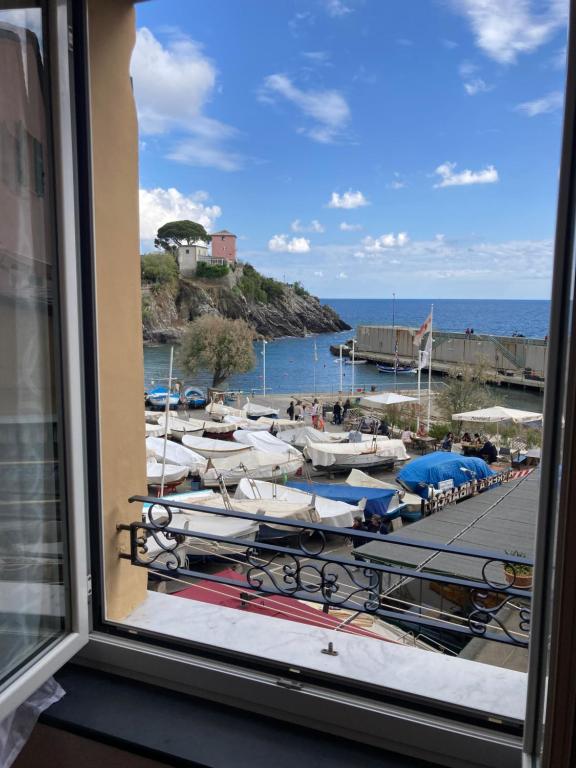 Blick auf den Yachthafen von einem Fenster aus in der Unterkunft casa porticciolo in Genua