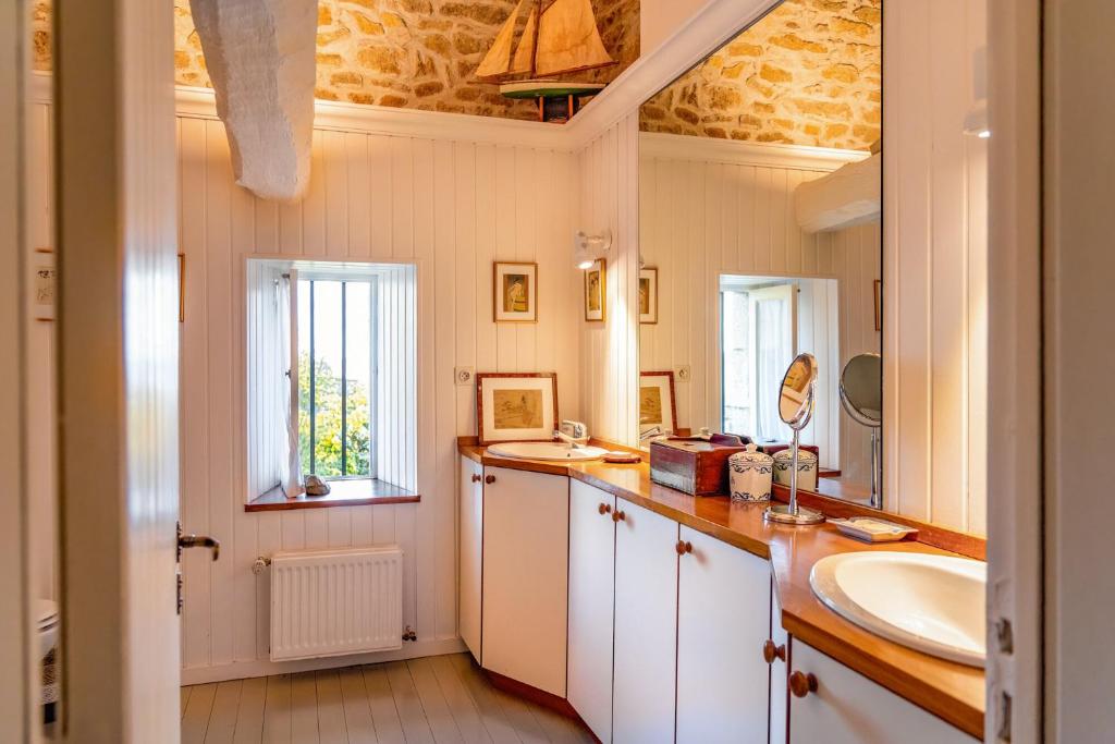 Kuchyň nebo kuchyňský kout v ubytování Manoir des Bords de Rance
