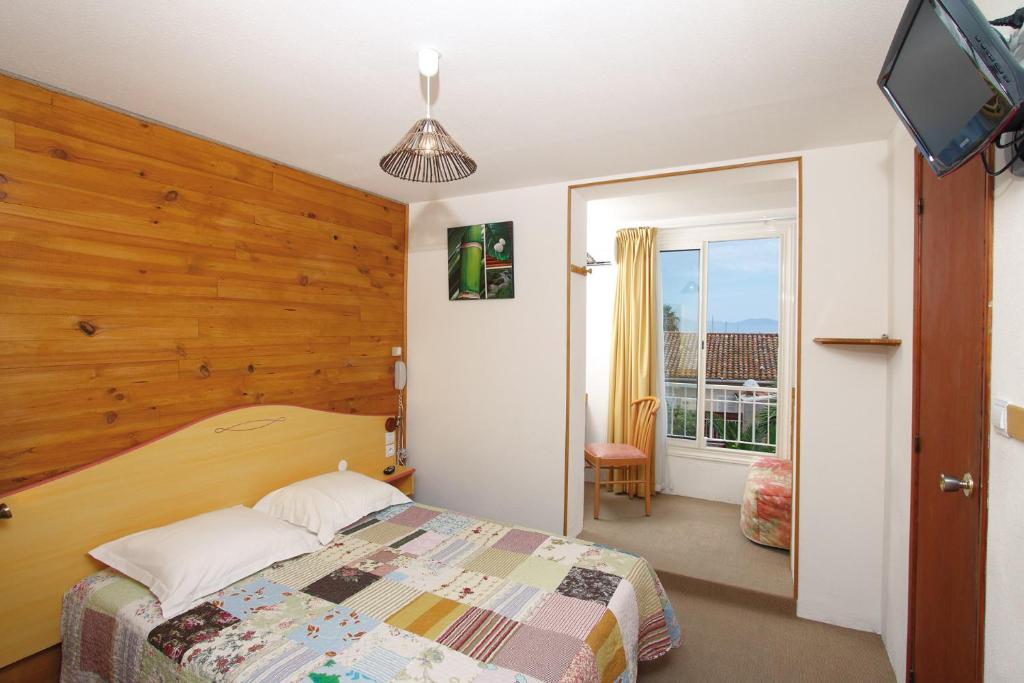 Hôtel La Croix de Malte - Comfort Double Room With Air Conditioning