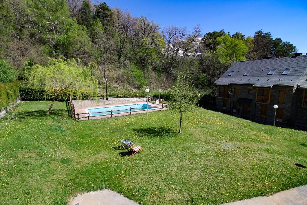 einen Hof mit einem Pool und einem Gebäude in der Unterkunft Villa Nuria in Tramacastilla de Tena