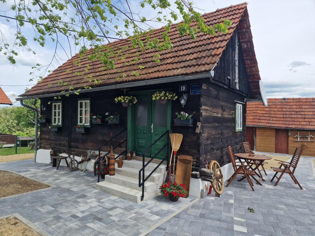 mały dom z zielonymi drzwiami i patio w obiekcie Holiday home Hižica v plavem trnacu w mieście Gornja Stubica
