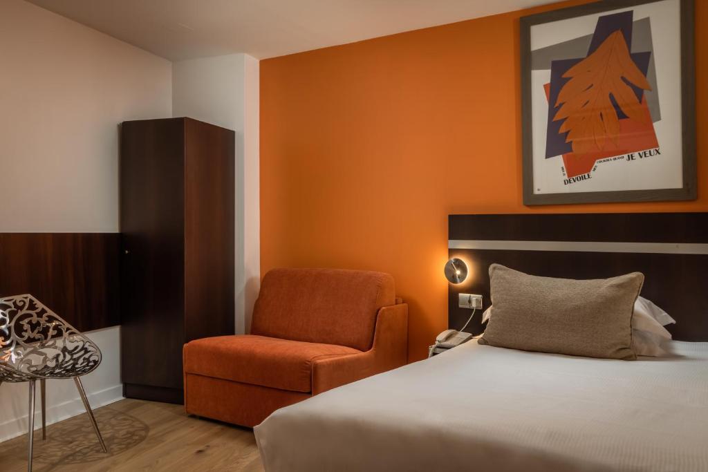 パリにあるアルク ドゥ トリオンフのベッドルーム1室(ベッド1台、椅子付)
