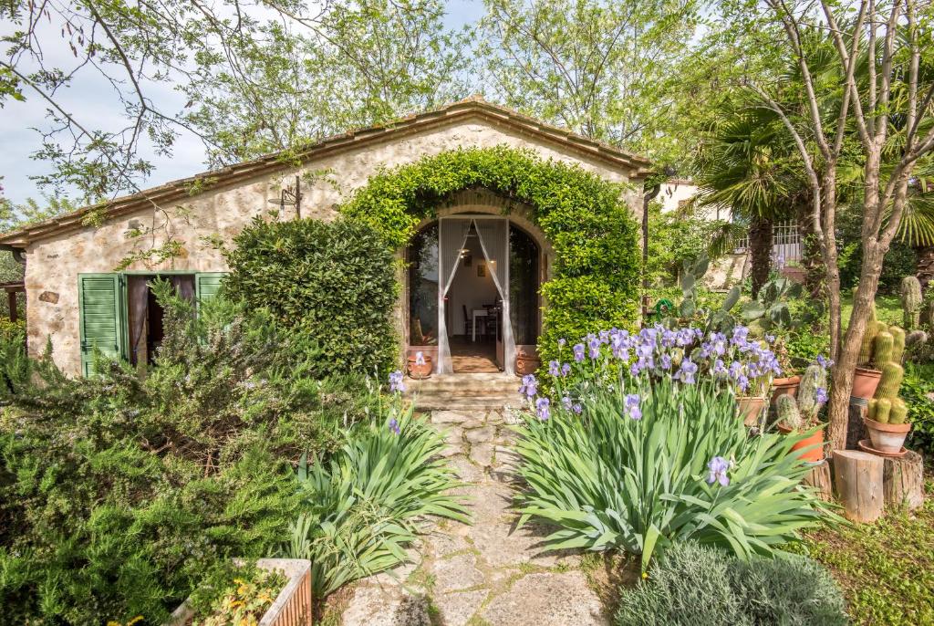 ein Haus mit einem Garten mit lila Blumen in der Unterkunft Appartamento Capannina in Lano