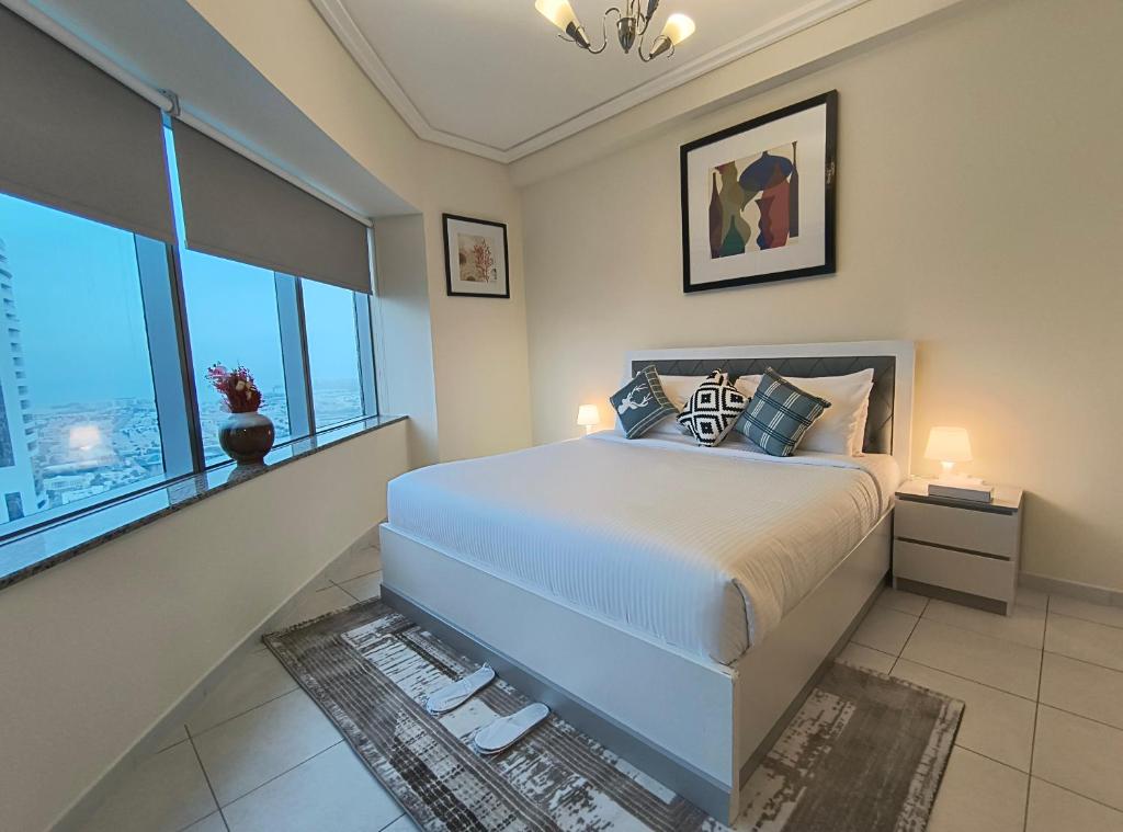 Postel nebo postele na pokoji v ubytování Trinity Holiday Homes - Sheikh Zayed Road Near to Financial Center Metro Station