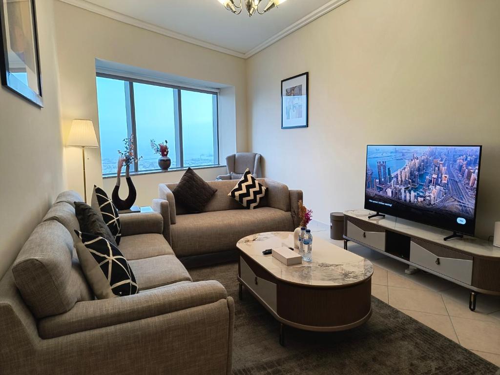 TV a/nebo společenská místnost v ubytování Trinity Holiday Homes - Sheikh Zayed Road Near to Financial Center Metro Station