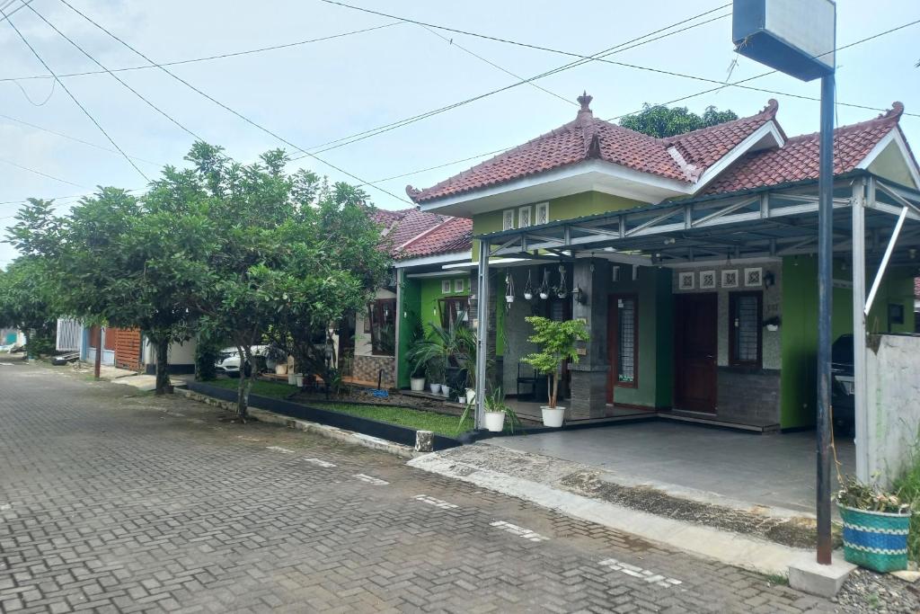 a building on the side of a street at OYO 93892 Homestay Koe Syariah in Purwokerto