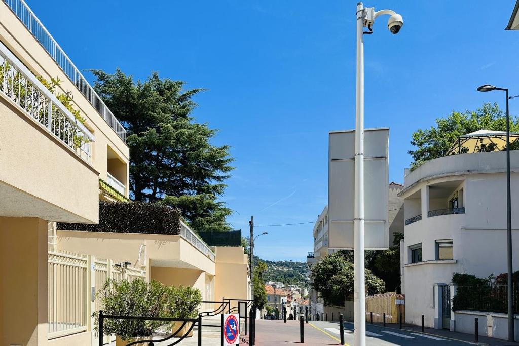 a street with buildings and a street light at Cannes NG - Appartement à 10 mn du Palais des Festivals in Cannes