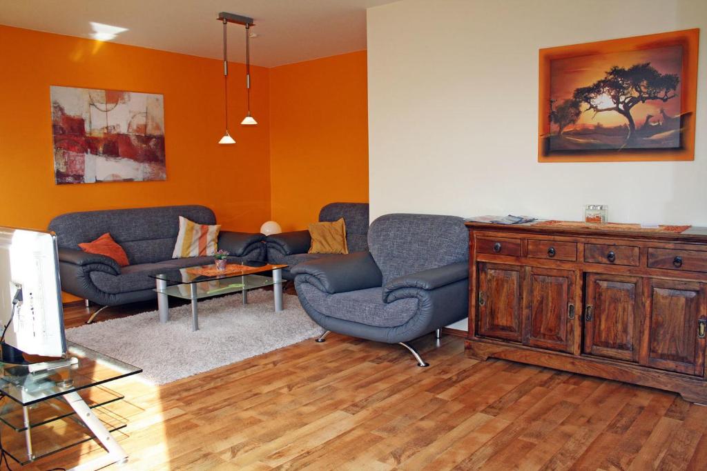 ein Wohnzimmer mit zwei Sofas und einem Tisch in der Unterkunft Ferienhof Serck - Backhaus 1 in Fehmarn