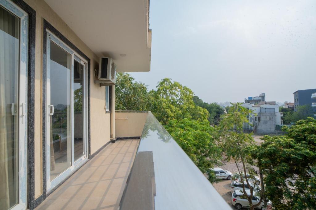 Balkón nebo terasa v ubytování ASTER HOMES I 2Bhk I Sec-39 I Near Medanta