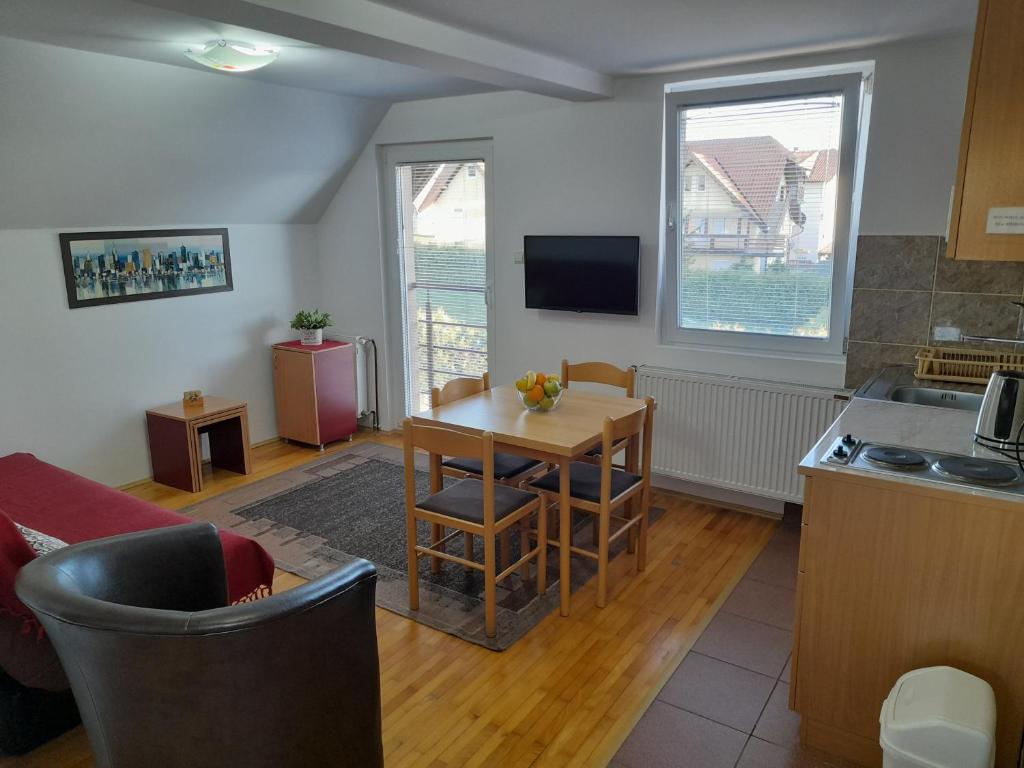 uma cozinha e uma sala de estar com uma mesa e uma cozinha em Apartmani Nova Zova em Zlatibor