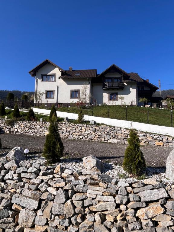 una entrada de piedra frente a una casa en Casa de pe Deal, en Sadova