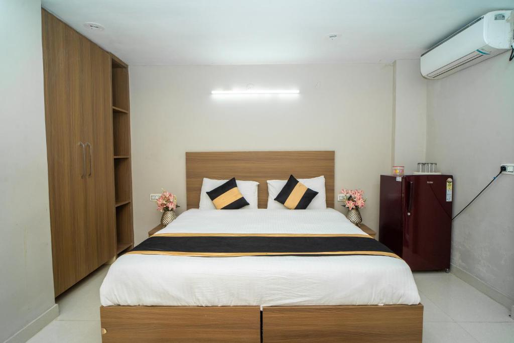 Postel nebo postele na pokoji v ubytování ASTER HOMES I 2Bhk I Sec-39 I Near Medanta