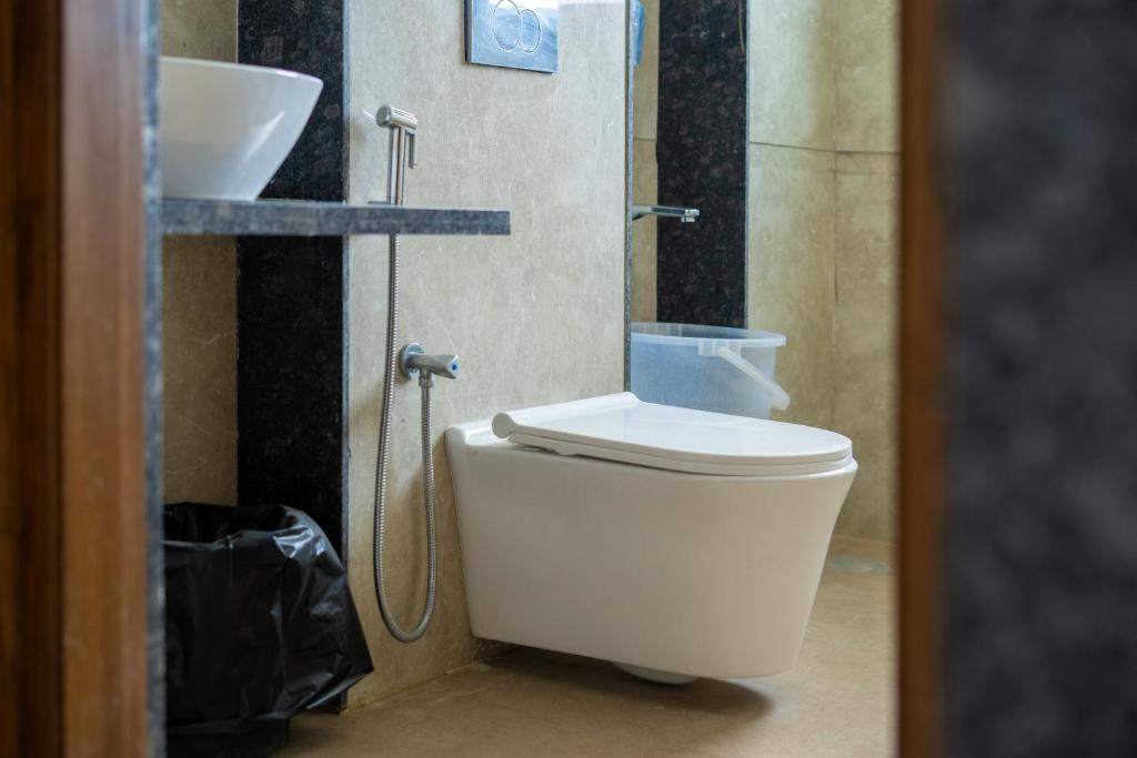 Koupelna v ubytování ASTER HOMES I 2Bhk I Sec-39 I Near Medanta