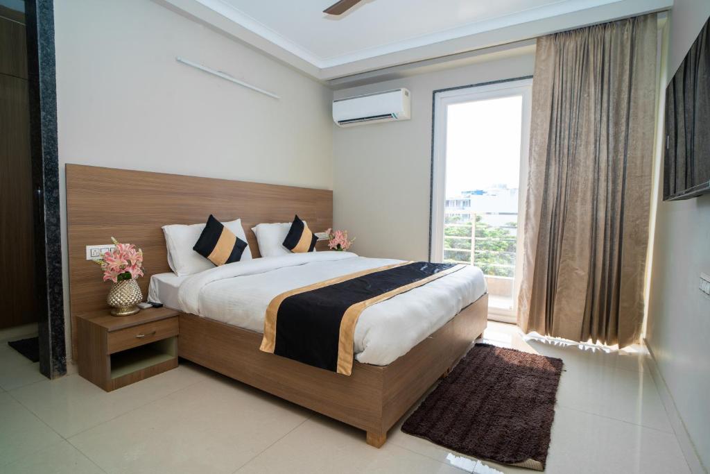 Postel nebo postele na pokoji v ubytování ASTER HOMES I 2Bhk I Sec-39 I Near Medanta