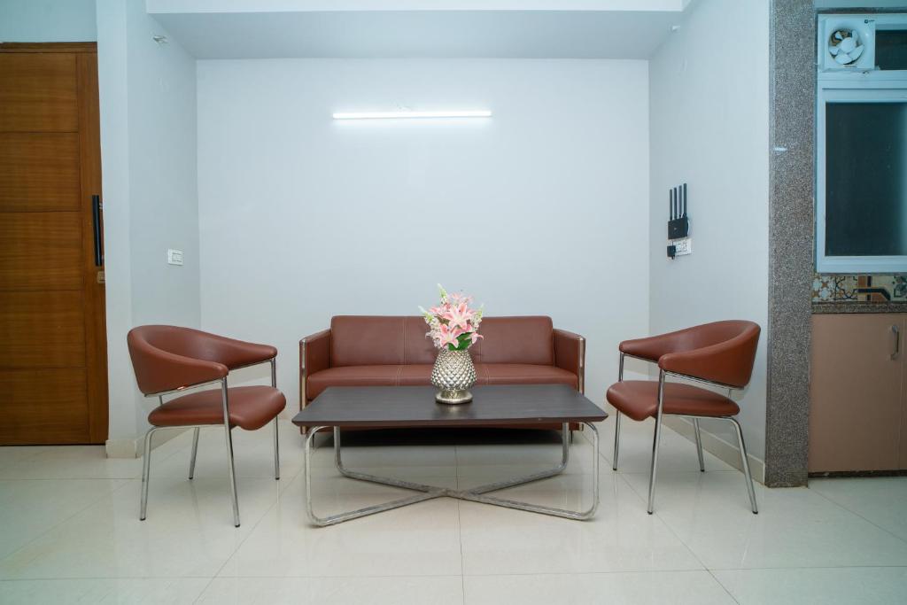 Posezení v ubytování ASTER HOMES I 2Bhk I Sec-39 I Near Medanta