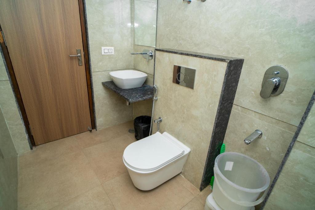 Koupelna v ubytování ASTER HOMES I 2Bhk I Sec-39 I Near Medanta