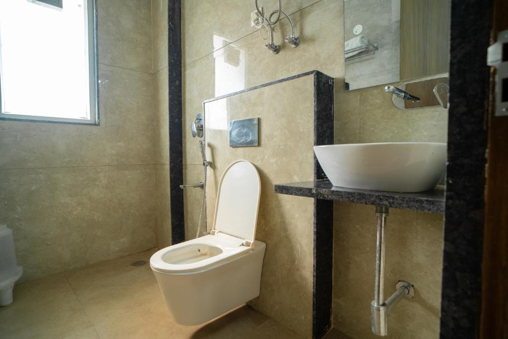 Koupelna v ubytování ASTER HOMES I 2Bhk I Sec-39 I Near Medanta