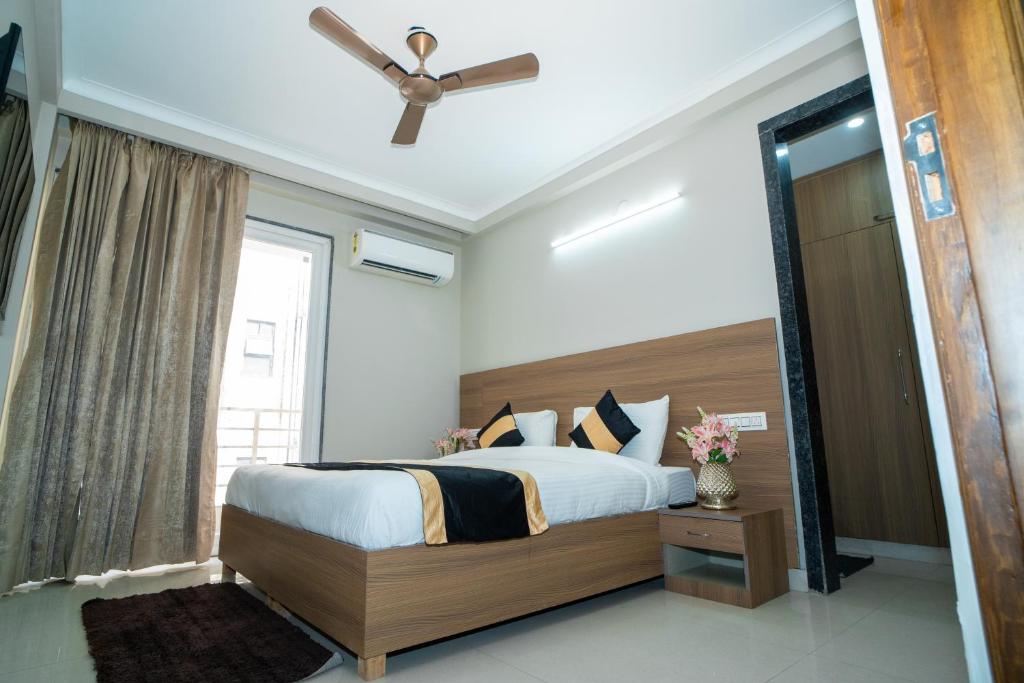 Postel nebo postele na pokoji v ubytování ASTER HOMES I 2Bhk I Sec-39 I Near Medanta