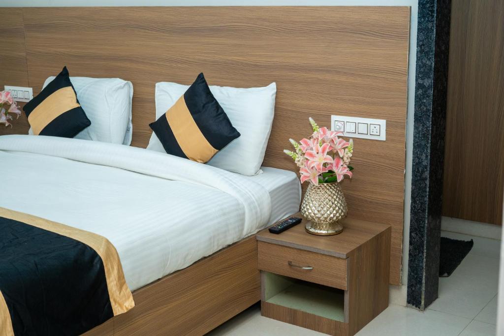Postel nebo postele na pokoji v ubytování ASTER HOMES I 2Bhk I Sec-39 I Near Medanta