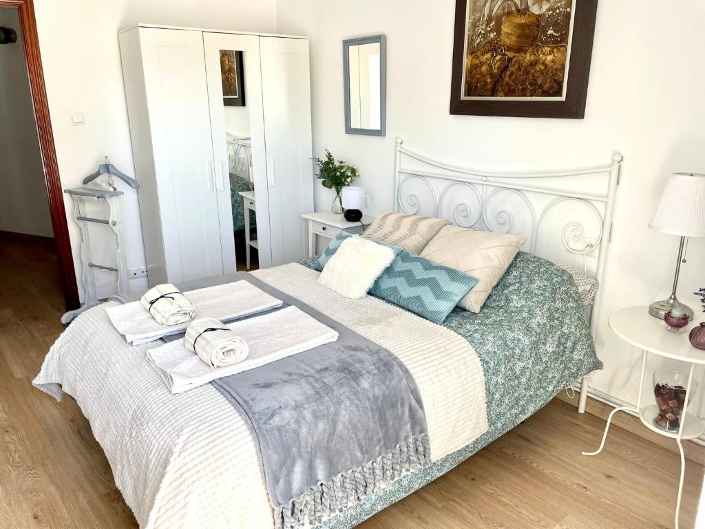 um quarto com uma cama com toalhas em SANTA LUCÍA Garaje privado em Zamora