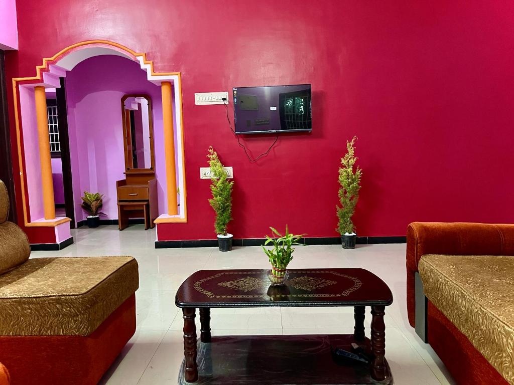 Televízia a/alebo spoločenská miestnosť v ubytovaní 2BHK Private Villa By Shivalaya -Kovaipudur-