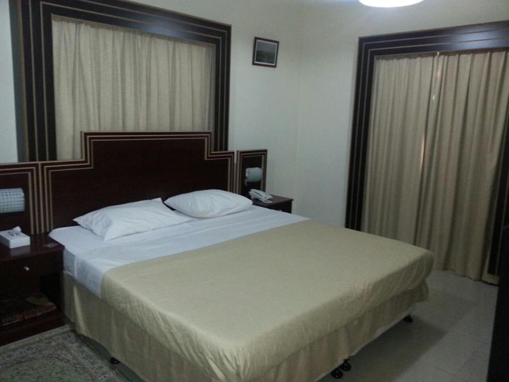 Postel nebo postele na pokoji v ubytování Dolphin Hotel