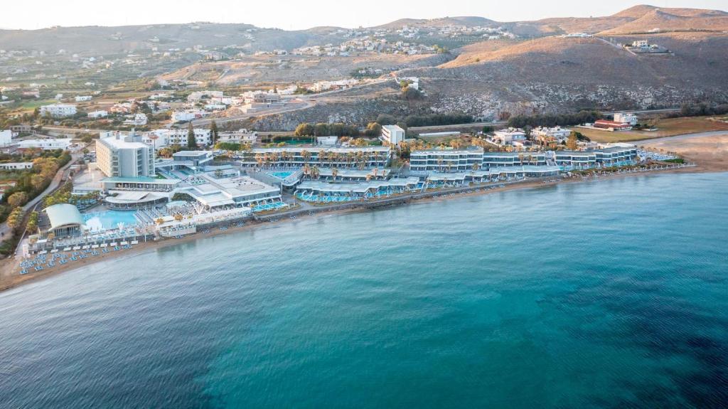 eine Luftansicht eines Resorts neben dem Wasser in der Unterkunft Arina Beach Resort in Kokkíni Khánion