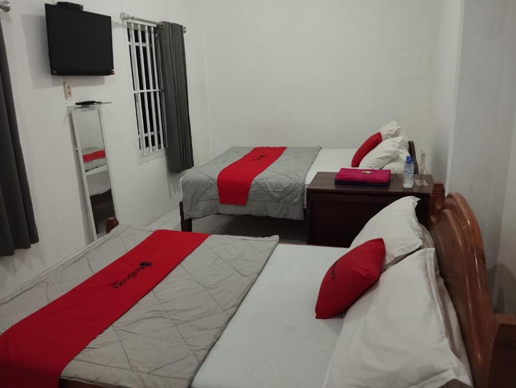 Postel nebo postele na pokoji v ubytování RedDoorz near Terminal Condong Catur
